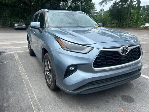 Moon Dust 2023 Toyota Highlander XLE