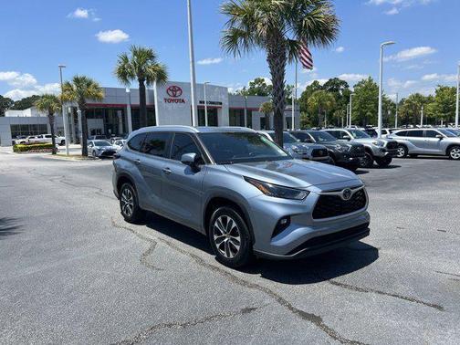 Moon Dust 2023 Toyota Highlander XLE