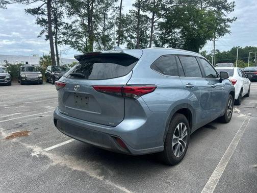 Moon Dust 2023 Toyota Highlander XLE