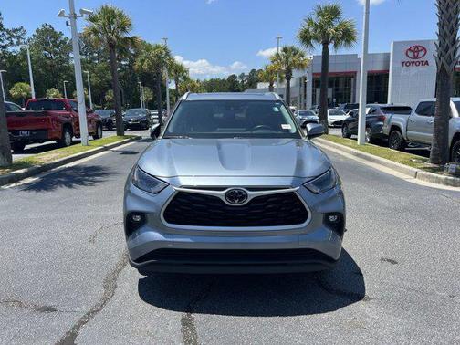 Moon Dust 2023 Toyota Highlander XLE