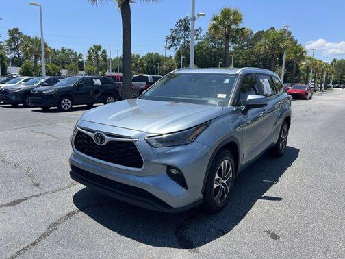 Moon Dust 2023 Toyota Highlander XLE