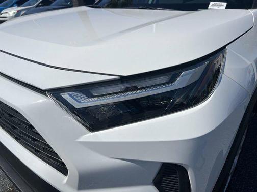 Ice Cap 2024 Toyota RAV4 LE