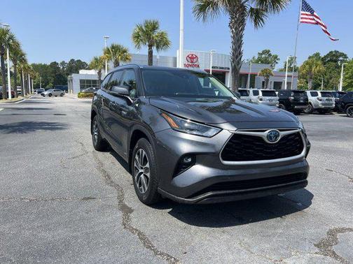 Magnetic Gray Metallic 2021 Toyota Highlander Hybrid XLE