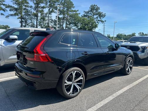 Onyx Black Metallic 2022 Volvo XC60 B5 R-Design