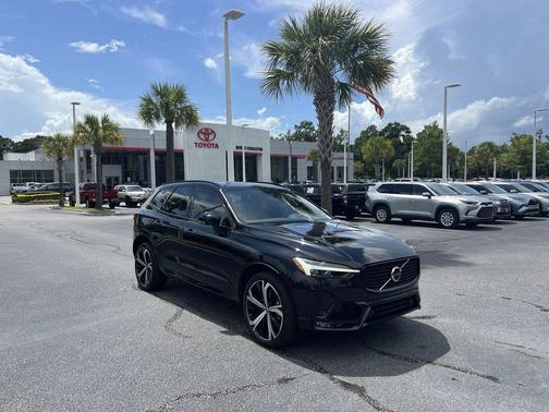 Onyx Black Metallic 2022 Volvo XC60 B5 R-Design