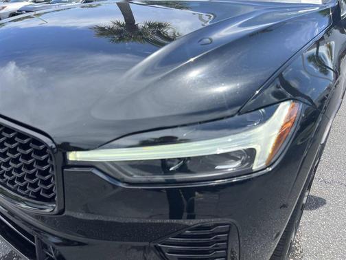 Onyx Black Metallic 2022 Volvo XC60 B5 R-Design