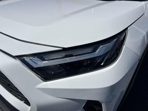 Ice Cap 2024 Toyota RAV4 XLE