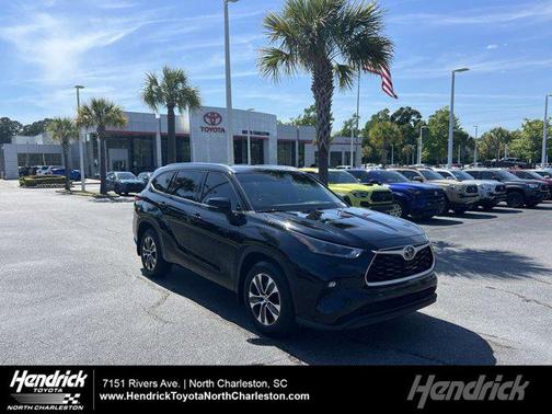 Midnight Black Metallic 2021 Toyota Highlander XLE