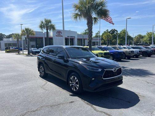 Midnight Black Metallic 2021 Toyota Highlander XLE