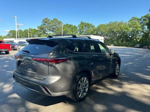 Magnetic Gray Metallic 2023 Toyota Highlander Limited