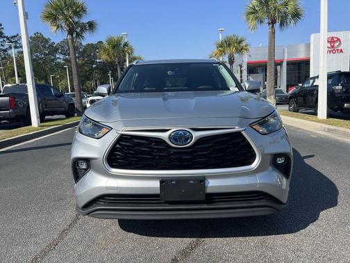 Celestial Silver Metallic 2022 Toyota Highlander Hybrid XLE