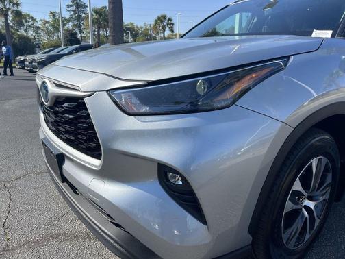 Celestial Silver Metallic 2022 Toyota Highlander Hybrid XLE