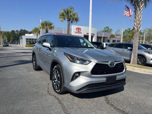 Celestial Silver Metallic 2022 Toyota Highlander Hybrid XLE