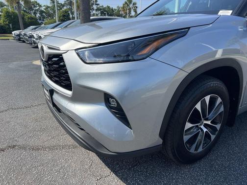 Celestial Silver Metallic 2025 Toyota Highlander Hybrid XLE