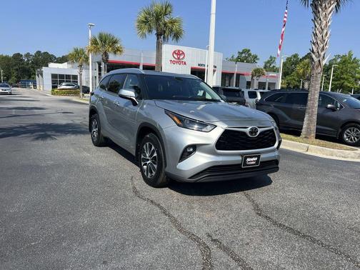 Celestial Silver Metallic 2025 Toyota Highlander Hybrid XLE