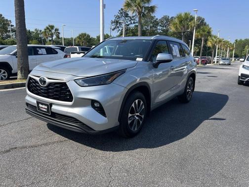 Celestial Silver Metallic 2025 Toyota Highlander Hybrid XLE