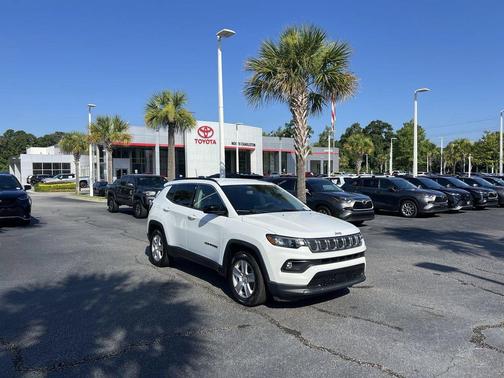 Bright White Clearcoat 2022 Jeep Compass Latitude