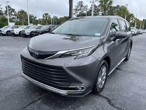 2023 Toyota Sienna XLE 8 Passenger