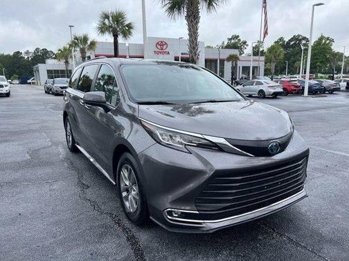 2023 Toyota Sienna XLE 8 Passenger
