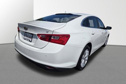 Summit White 2025 Chevrolet Malibu FWD 1LT