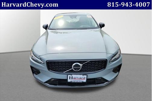 2024 Volvo S60 B5 Plus Dark Theme
