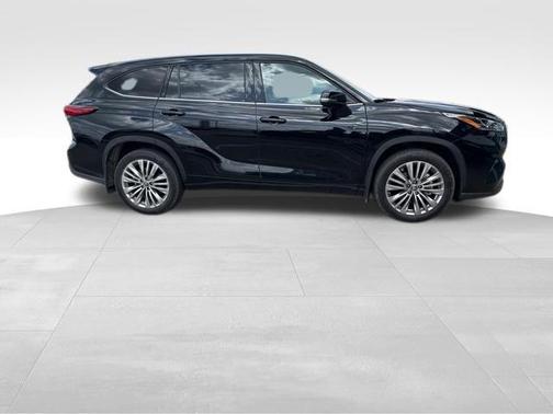 Midnight Black Metallic 2023 Toyota Highlander Platinum
