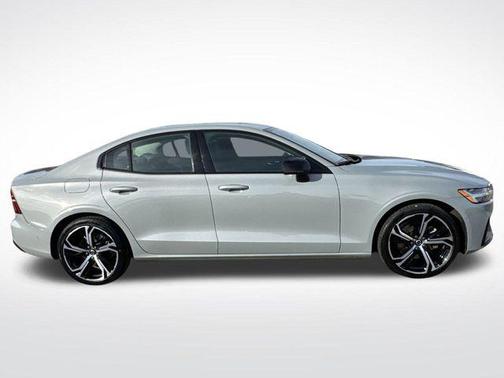 2024 Volvo S60 B5 Plus Dark Theme