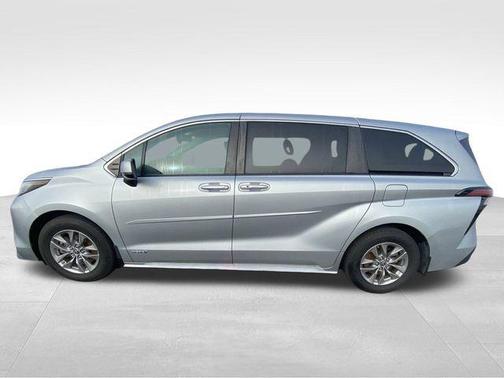 2021 Toyota Sienna XLE 8 Passenger