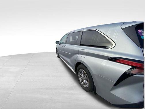 2021 Toyota Sienna XLE 8 Passenger