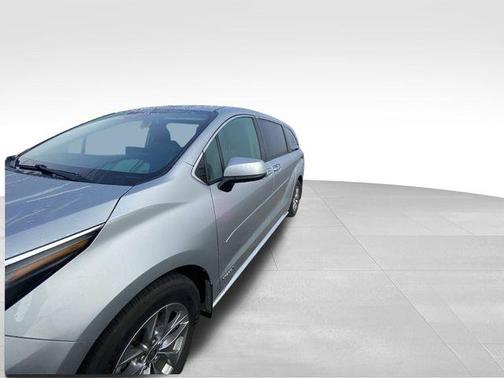 2021 Toyota Sienna XLE 8 Passenger