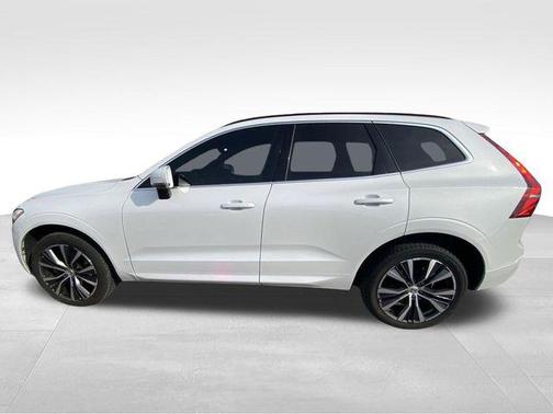 Crystal White Metallic 2022 Volvo XC60 B5 Momentum