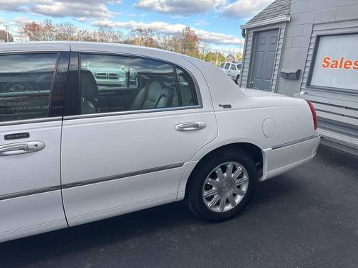 2011 Lincoln Town Car Signature