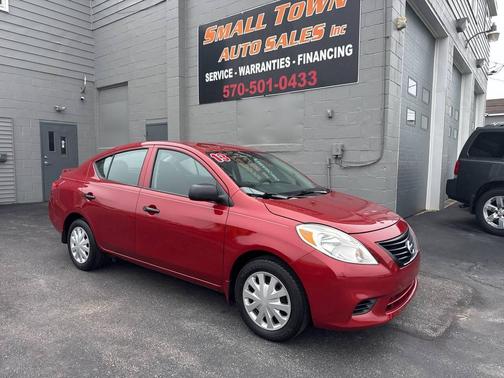 Red 2013 Nissan Versa 1.6 S