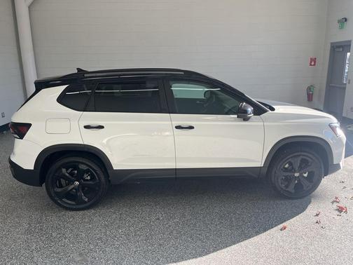 2026 Volkswagen Taos SE Black