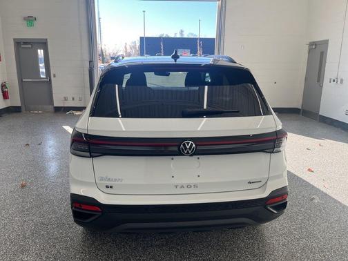 2026 Volkswagen Taos SE Black