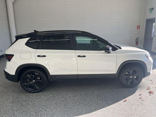 2026 Volkswagen Taos SE Black