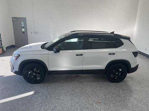 2026 Volkswagen Taos SE Black