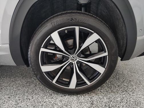 2024 Volkswagen Atlas Cross Sport 2.0T SEL Premium