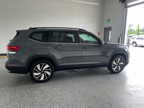 pure gray 2026 Volkswagen Atlas 2.0T SE w/Technology