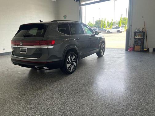 Pure Gray 2026 Volkswagen Atlas 2.0T SE w/Technology 4MOTION