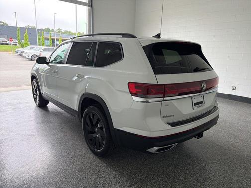 Opal White Pearl 2026 Volkswagen Atlas 2.0T SE w/Technology 4MOTION
