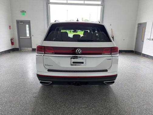 Opal White Pearl 2026 Volkswagen Atlas 2.0T SE w/Technology 4MOTION