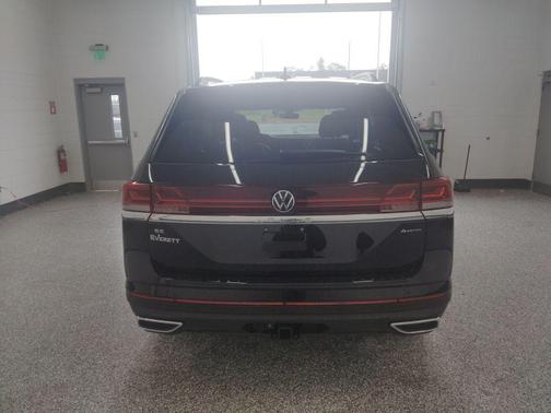 Deep Black Pearl 2026 Volkswagen Atlas 2.0T SE w/Technology 4MOTION