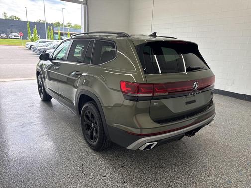 avocado green pearl 2026 Volkswagen Atlas Peak Edition