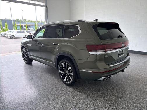 Avocado Green Pearl 2026 Volkswagen Atlas 2.0T SEL Premium R-Line 4MOTION
