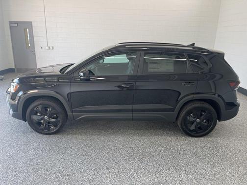 Deep Black Pearl 2026 Volkswagen Taos SE Black