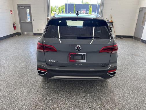 Pure Gray 2024 Volkswagen Taos 1.5T SE
