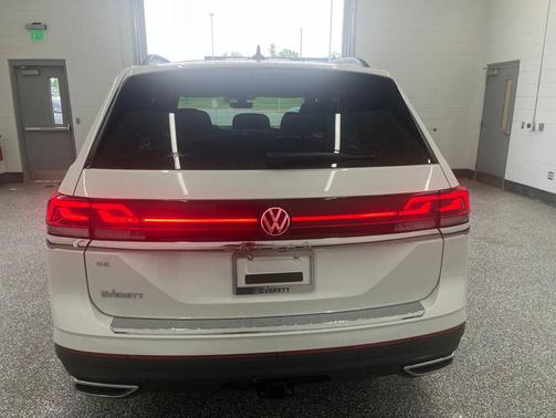 opal white pearl 2026 Volkswagen Atlas 2.0T SE w/Technology