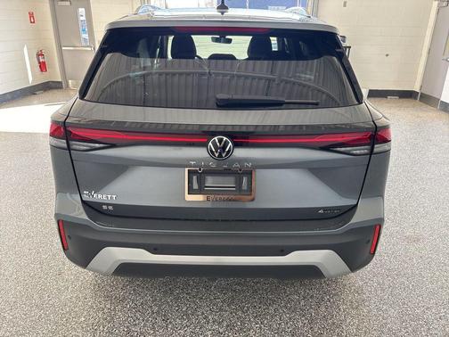 platinum gray metallic 2026 Volkswagen Tiguan 2.0T SE 4MOTION