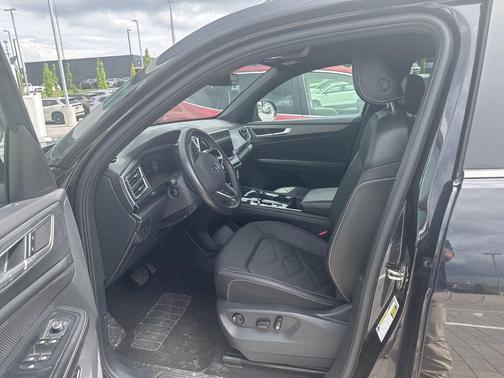 Deep Black Pearl 2024 Volkswagen Atlas Cross Sport 2.0T SE w/Technology